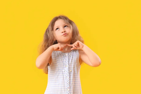 Menina Sonhando Fundo Amarelo Celebração Dia Das Crianças — Fotografia de Stock