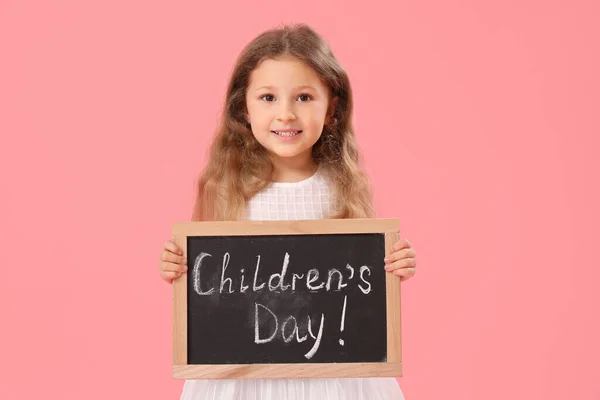 Meisje Met Schoolbord Met Tekst Kinderen Day Roze Achtergrond — Stockfoto
