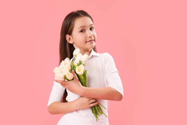 Klein Meisje Met Tulpen Roze Achtergrond Kinderfeestviering — Stockfoto