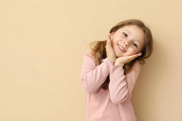 米色背景的快乐小女孩 儿童节庆祝活动 — 图库照片