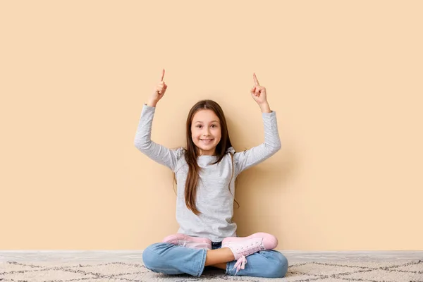 Little Girl Pointing Something Beige Wall Children Day Celebration — Stock Photo, Image