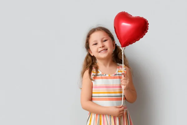 有心形气球的小女孩 背景浅 儿童节庆祝活动 — 图库照片
