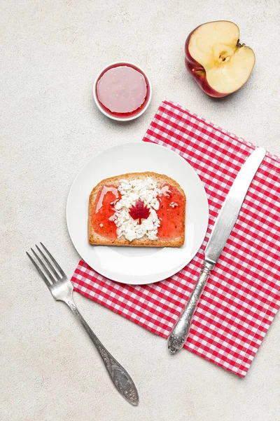 Beyaz arka planda lezzetli tost ile masa ayarları. Kanada bayrağı konsepti