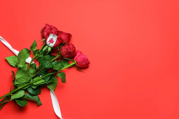 Τριαντάφυλλα Σημαία Καναδά Και Κορδέλα Κόκκινο Φόντο — Φωτογραφία Αρχείου