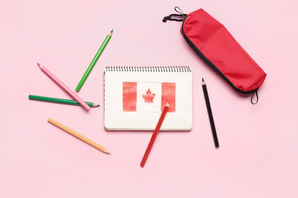 Cuaderno Con Bandera Canadiense Dibujada Lápices Estuche Sobre Fondo Rosa —  Fotos de Stock