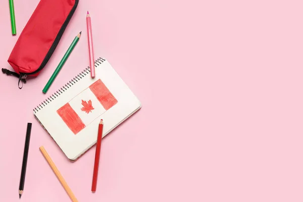 Notizbuch Mit Gezeichneter Kanadischer Flagge Bleistiften Und Etui Auf Rosa — Stockfoto