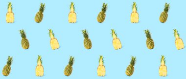 Açık mavi arka planda birçok olgun ananas. Tasarım için desen