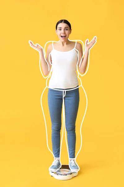 Překvapená Mladá Žena Hubnutí Stojící Váze Proti Žlutému Pozadí — Stock fotografie