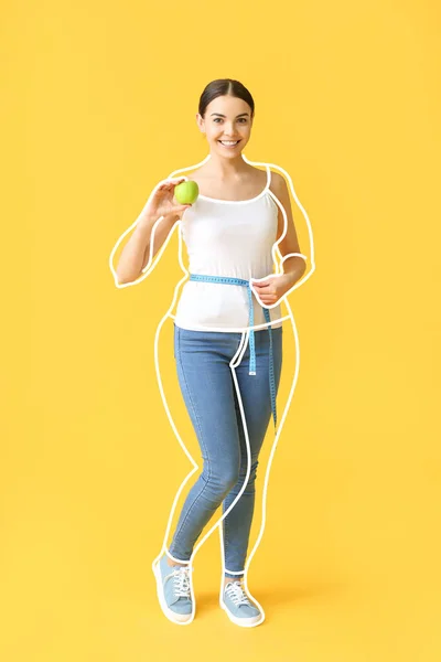 美しいです若いです女性後重量損失とともにアップルと測定テープで黄色の背景 — ストック写真