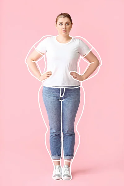 ピンクの背景に体重減少後の若い女性 — ストック写真