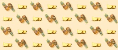 Bej arka planda bir sürü olgun ananas. Tasarım için desen