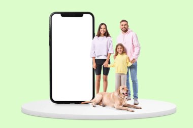 Açık yeşil arka planda kızı, köpeği ve cep telefonu olan mutlu ebeveynler. Tasarım için pankart