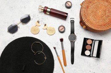 Hafif arka planda şık kadın aksesuarları ve kozmetik ürünleri olan kompozisyon