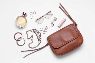 Beyaz arka planda izole edilmiş şık kadın aksesuarları olan kompozisyon