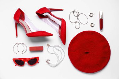 Beyaz arka planda şık kadın aksesuarları ve topuklu ayakkabıları olan kompozisyon