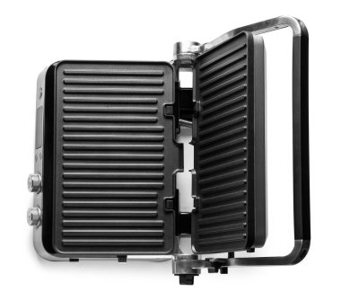 Beyaz arka planı açık kapaklı yeni elektrikli ızgara