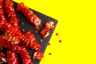 Lezzetli kilise kilisesi ve sarı arka planda nar tahtası.