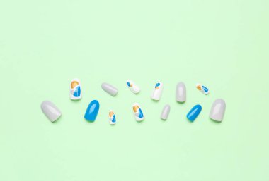 Yeşil arkaplandaki baskı tırnakları