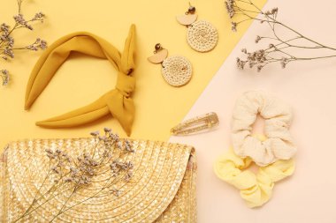 Renkli arka planda şık kadın aksesuarları ve kurumuş çiçekleri olan kompozisyon