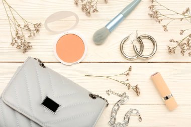 Şık kadın aksesuarları, kozmetik ürünleri ve açık ahşap arka planda kurumuş çiçekleri olan kompozisyon