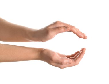 Beyaz arka planda güneşi tutan kadın