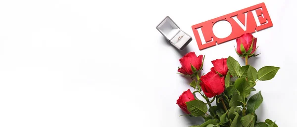 Коробка Обручкою Слово Love Троянди Білому Тлі Пробілом Тексту Вид — стокове фото