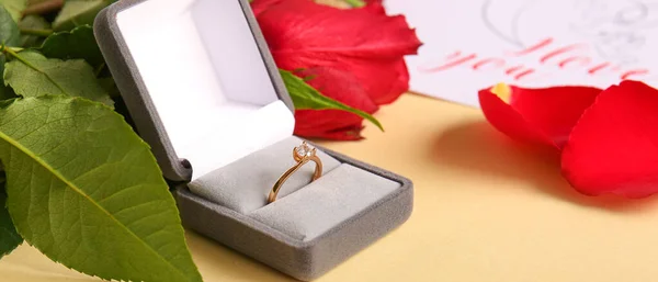 Krabička Zásnubním Prstenem Růžemi Béžovém Pozadí Detailní Záběr — Stock fotografie