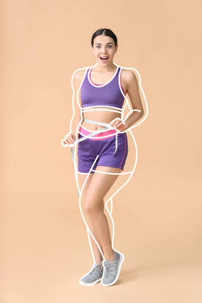 ベージュの背景に測定テープで体重減少後の驚くべき若い女性 — ストック写真