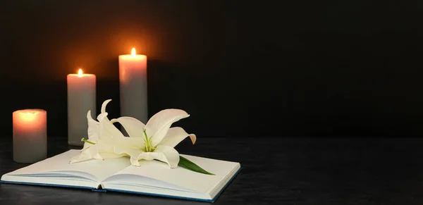 Livro Flores Lírio Branco Velas Acesas Fundo Escuro Com Espaço — Fotografia de Stock