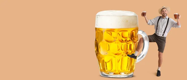 Homem Feliz Roupas Tradicionais Alemãs Grande Caneca Cerveja Fundo Bege — Fotografia de Stock
