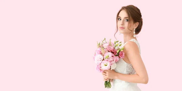 Porträt Der Schönen Jungen Braut Mit Brautstrauß Auf Rosa Hintergrund — Stockfoto
