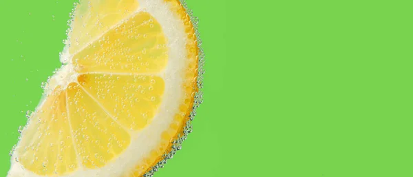 Lemon Slice Water Green Background Space Text Closeup — Stock Photo, Image