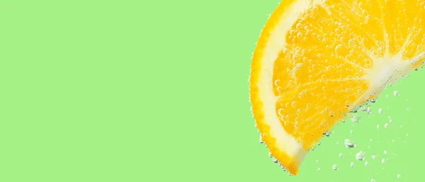 Лимонний Шматочок Воді Зеленому Фоні Пробілом Тексту Крупним Планом — стокове фото