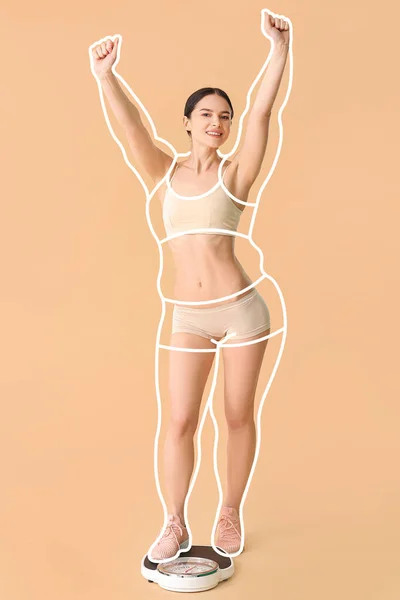 幸せな若いです女性後痩身上に立っ体重計に対してベージュ背景 — ストック写真