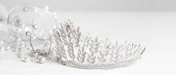 Schöne Krone Und Halskette Auf Hellem Hintergrund Prom Konzept — Stockfoto