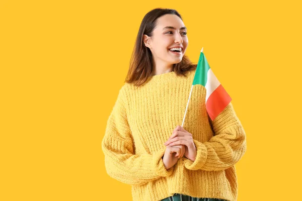 Молодая Женщина Флагом Ирландии Желтом Фоне — стоковое фото
