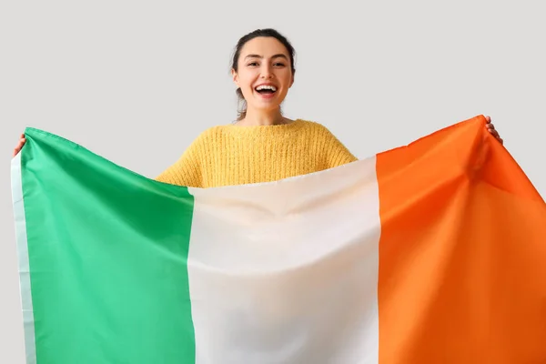 Νεαρή Γυναίκα Σημαία Ιρλανδίας Γκρι Φόντο — Φωτογραφία Αρχείου