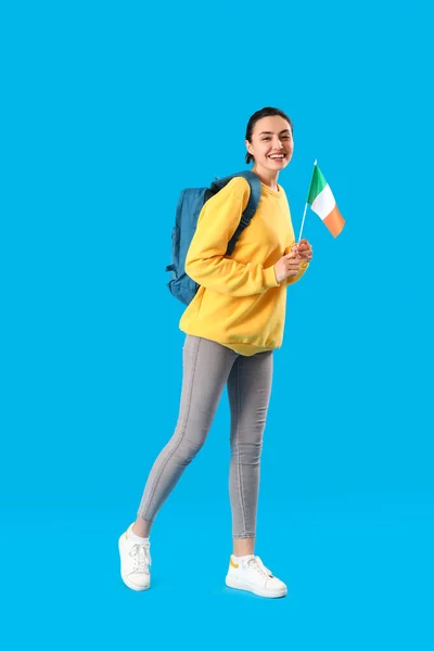 Νεαρή Γυναίκα Σημαία Ιρλανδίας Και Σακίδιο Πλάτης Μπλε Φόντο — Φωτογραφία Αρχείου