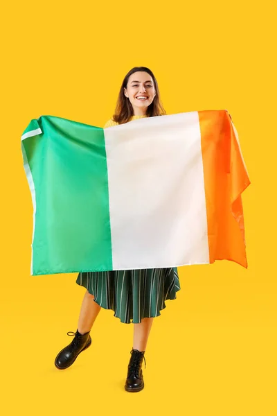 Ung Kvinna Med Irlands Flagga Gul Bakgrund — Stockfoto