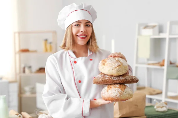 Γυναικείος Φούρναρης Καρβέλια Φρέσκο Ψωμί Στην Κουζίνα — Φωτογραφία Αρχείου