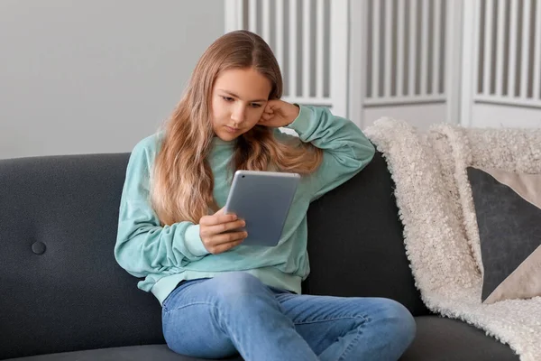 Menina Usando Tablet Computador Sofá Casa — Fotografia de Stock