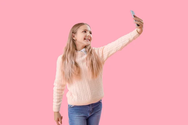 Маленька Дівчинка Мобільним Телефоном Бере Селфі Рожевому Фоні — стокове фото