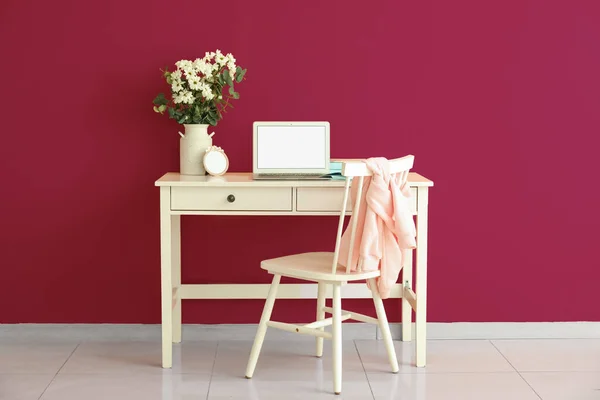 Moderner Arbeitsplatz Mit Laptop Und Gänseblümchen Vase Nahe Rosa Wand — Stockfoto