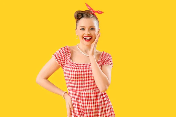 Junge Pin Frau Auf Gelbem Hintergrund — Stockfoto