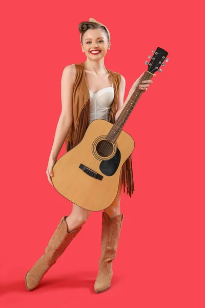 Joven Pin Mujer Con Guitarra Sobre Fondo Rojo — Foto de Stock
