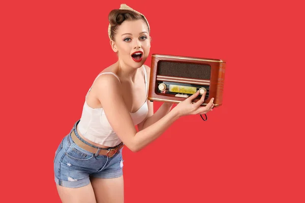 Surprised Young Pin Woman Retro Radio Receiver Red Background — Stock Photo, Image