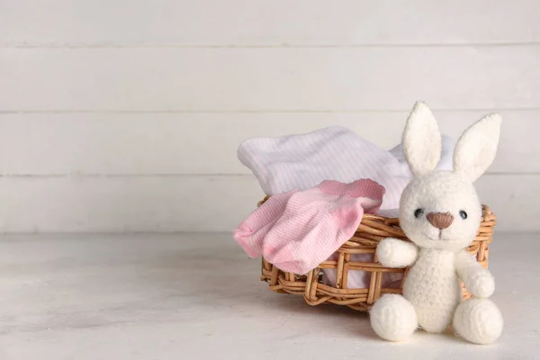 Bebek Kıyafetleri Oyuncak Tavşanlı Sepet — Stok fotoğraf