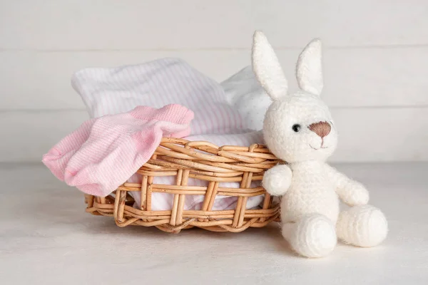 Кошик Дитячим Одягом Іграшковим Кроликом Світлому Столі — стокове фото