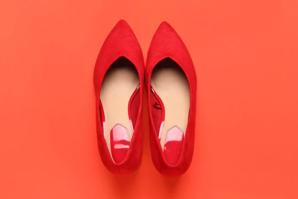 Ζεύγος Κομψά Γυναικεία Παπούτσια Στο Φόντο Χρώμα — Φωτογραφία Αρχείου