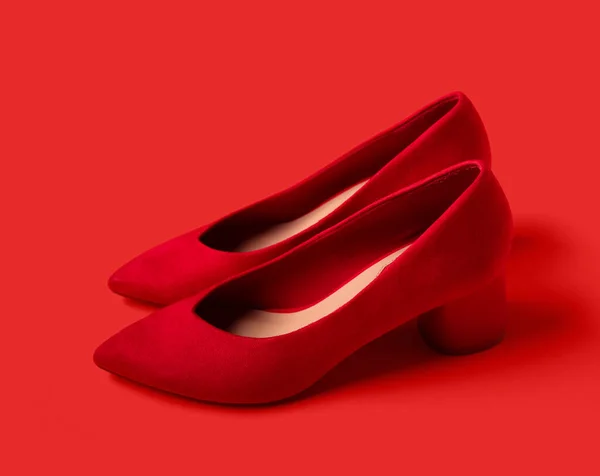 Par Sapatos Femininos Elegantes Fundo Cor — Fotografia de Stock